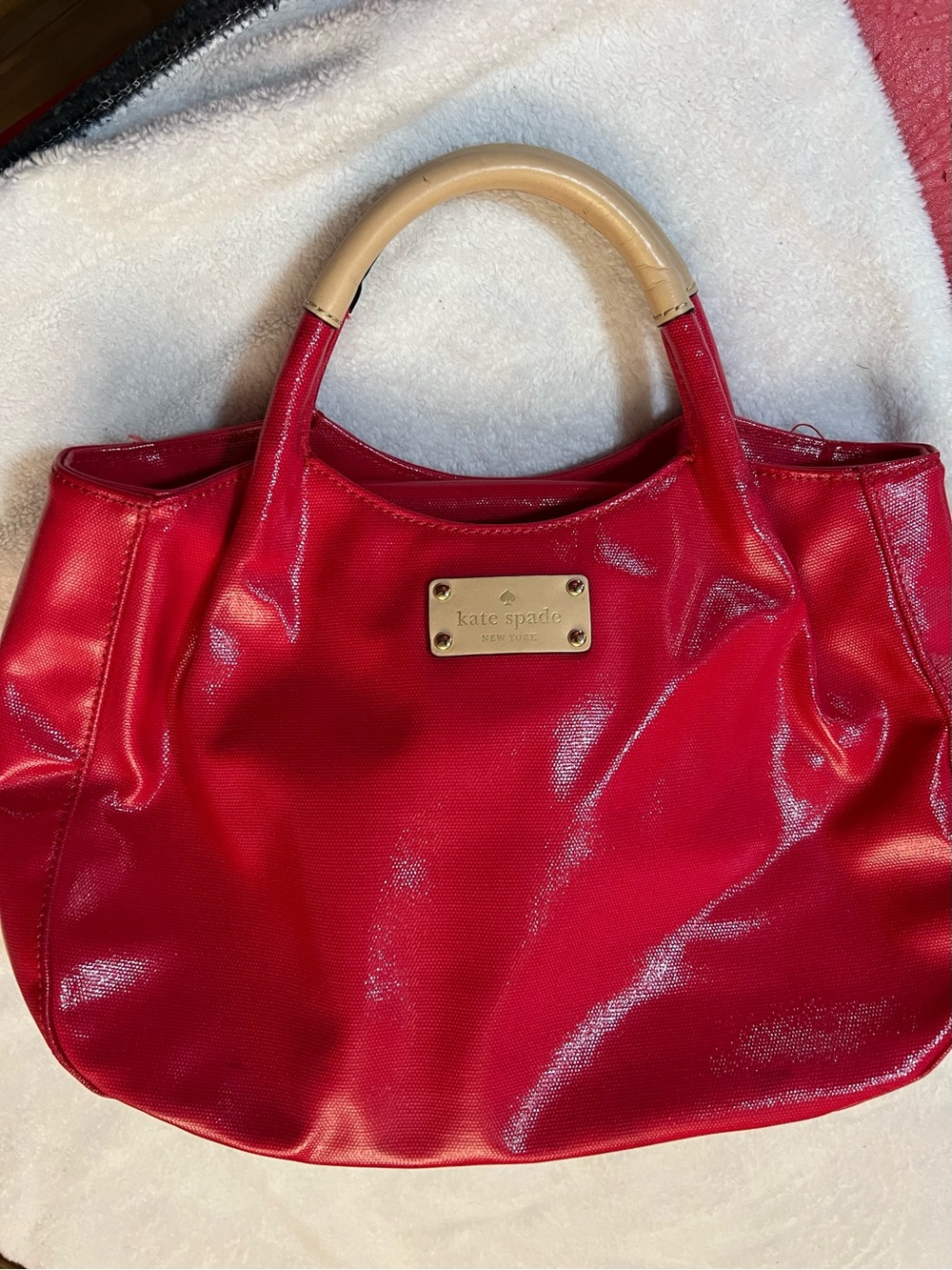 kate spade glossy red tote with beige wrapped handles
